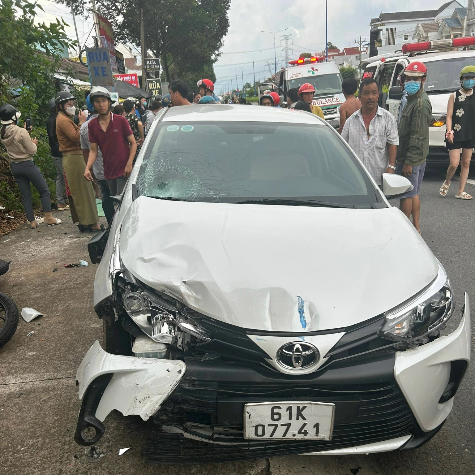 Chiếc ô tô tông hàng loạt xe máy phụ huynh đang chờ đón con khiến một người tử vong, nhiều người bị thương.