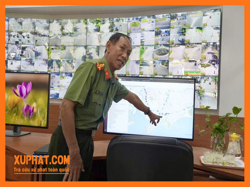 Đại tá Bùi Văn Thảo - Giám đốc công an tỉnh Bà Rịa - Vũng Tàu theo dõi các camera phát hiện lỗi vi phạm từ Trung tâm chỉ huy