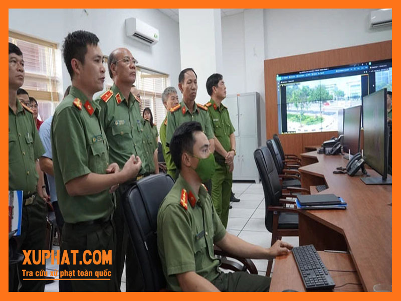Lãnh đạo công an tỉnh Bà Rịa - Vũng Tàu cùng theo dõi hệ thống camera từ Trung tâm chỉ huy