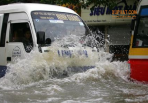 Tránh lao nhanh vào vũng nước, gây nguy hiểm cho chính mình và các phương tiện giao thông khác