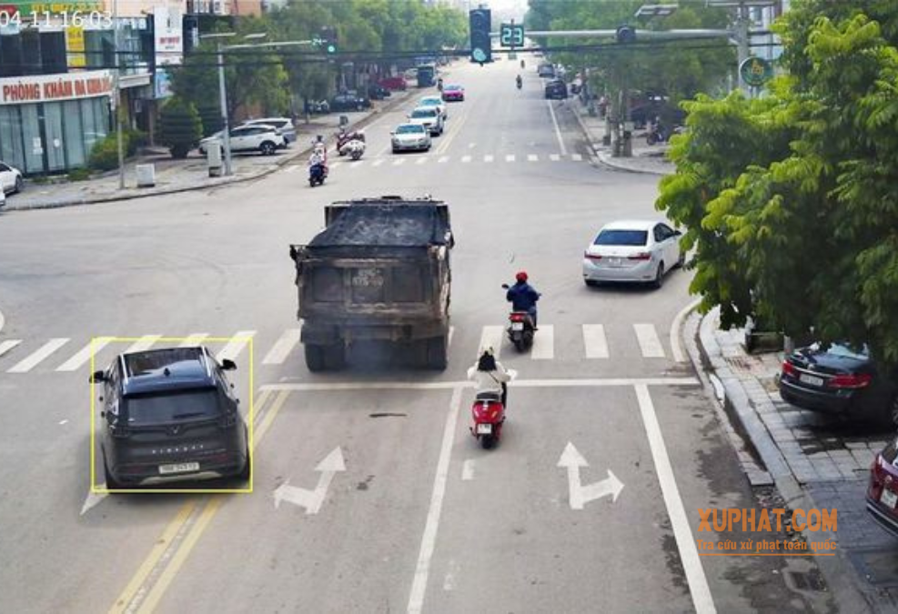Xe ô tô lấn làn, đè vạch kẻ đường tại đường Nguyễn Thị Minh Khai, phường Ngô Quyền.