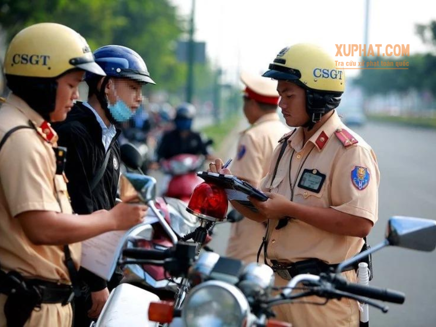 Cảnh sát giao thông kiểm tra giấy tờ xe máy