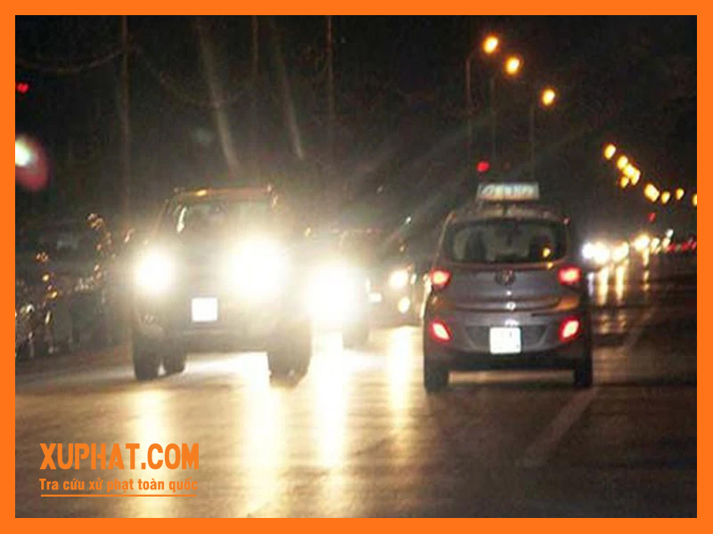 Bật đèn pha khiến người điều khiển phương tiện đối diện bị chói mắt, dễ xảy ra va chạm.