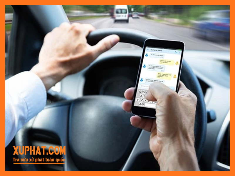 Tài xế khi sử dụng điện thoại khi lái xe khiến mất tập trung, dễ xảy ra tai nạn.