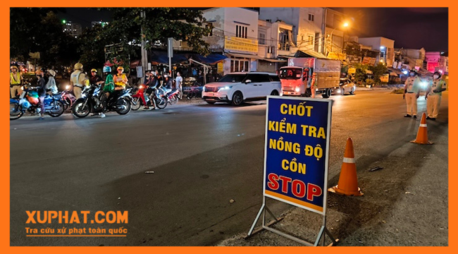 Lực lượng chức năng lập chốt đo nồng độ cồn ở giao lộ Lương Định Của - Mai Chí Thọ khuya 15/11.