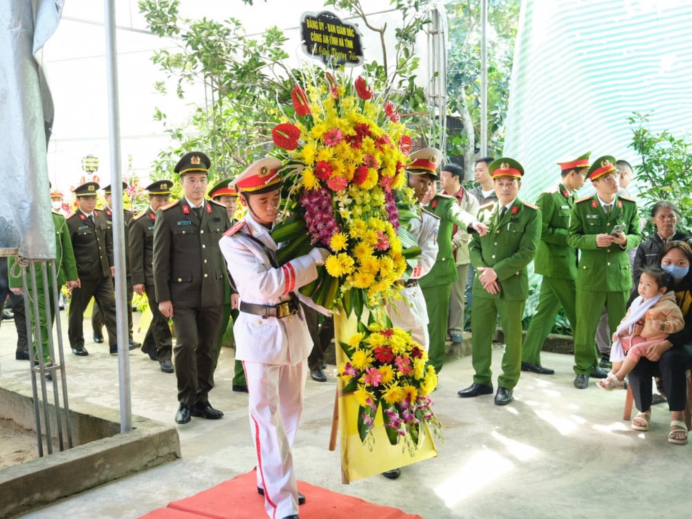 Các đoàn công tác Tỉnh uỷ, HĐND, UBND, UBMTTQ tỉnh...đến dâng hoa tưởng niệm tại lễ tang liệt sỹ Trần Trung Hiếu