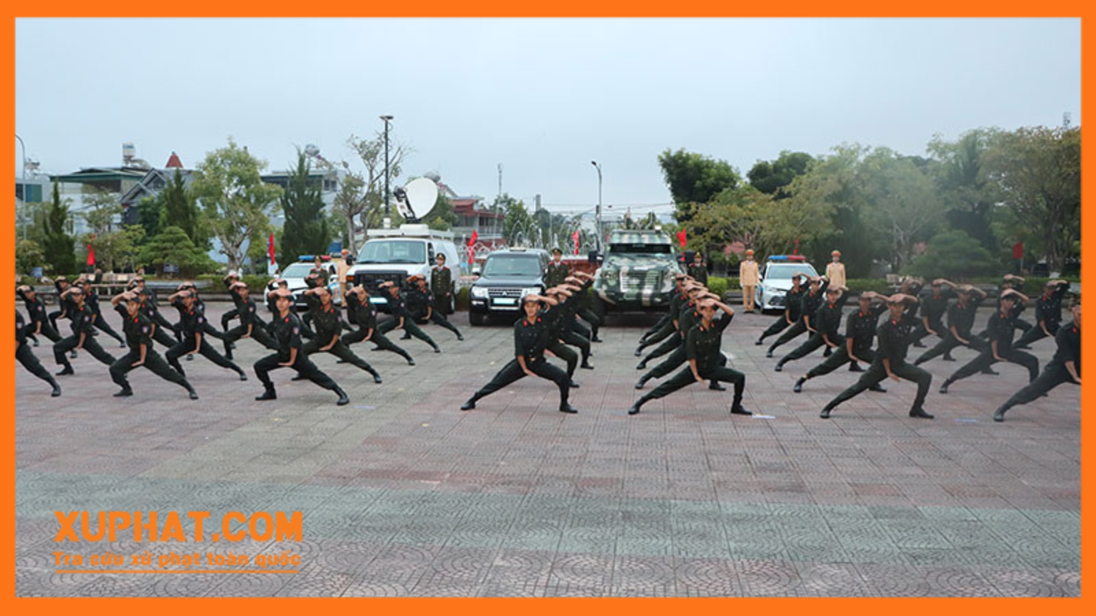Lực lượng Cảnh sát cơ động biểu diễn màn võ thuật tại lễ ra quân.