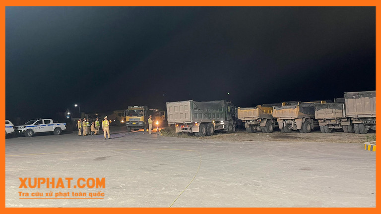 Đoàn xe tải bị yêu cầu về khu vực cửa hàng xăng dầu tại xã Liên Hòa, TX Quảng Yên để kiểm tra