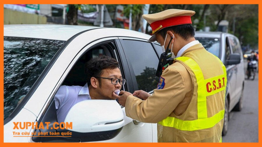 Người điều khiển phương tiện vi phạm về nồng độ cồn vừa bị phạt tiền, vừa bị tước quyền sử dụng giấy phép lái xe theo từng khung tiền phạt và khung thời gian tước nhất định.