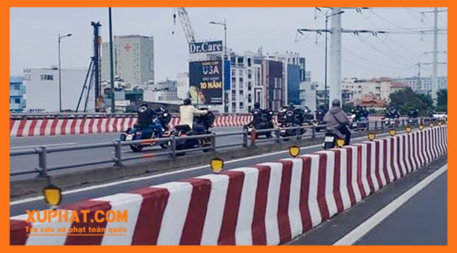 Hình ảnh người dân chụp lại cảnh dàn mô tô hiệu Harley lưu thông vào làn ô tô ở khu vực cầu Bình Lợi (nối TP Thủ Đức và quận Bình Thạnh). Ảnh: Mạng xã hội.