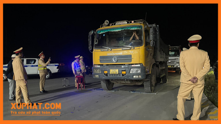 Lực lượng CSGT cân trọng tải từng phương tiện trong đoàn xe chở đất ngay trong đêm