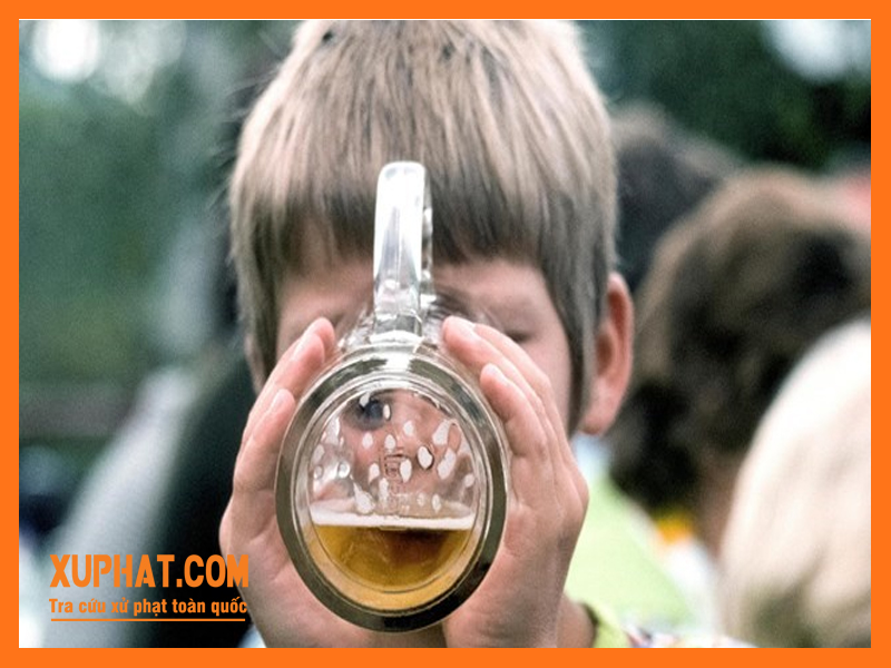 Ép buộc trẻ em uống rượu bia có thể bị xử lý hình sự 
