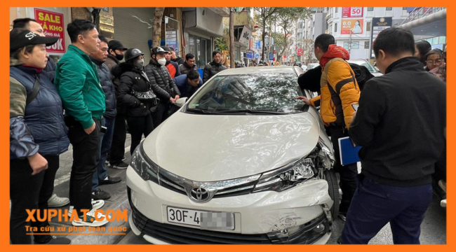 Sau khi gây ra tai nạn giao thông trên đường Thụy Khuê (Hà Nội), tài xế đã cố thủ trong xe khoảng 30 phút