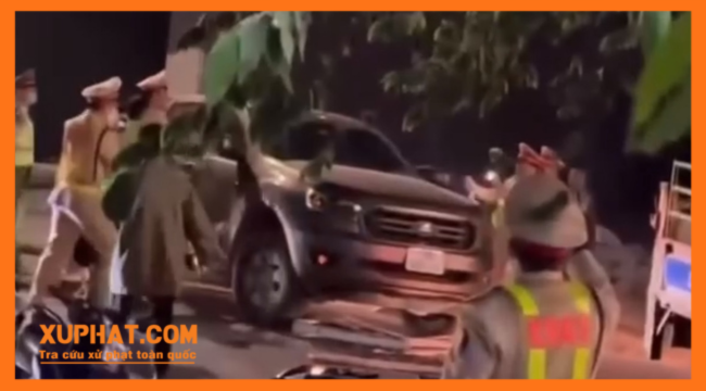 Hình ảnh CSGT TP Bắc Giang đập kính ô tô khống chế tài xế "ma men" (Ảnh cắt ra từ clip)