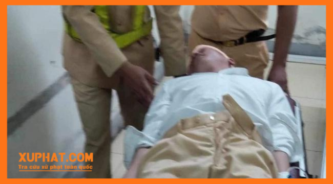 Chiến sĩ CSGT Công an được đồng đội đưa vào Bệnh viện Đa khoa tỉnh Hà Tĩnh để điều trị.