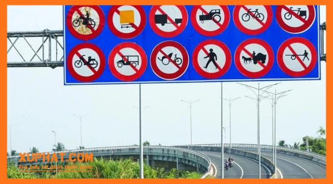 Biển báo “Cấm xe máy lưu thông vào tuyến” cao tốc Lộ Tẻ - Rạch Sỏi.