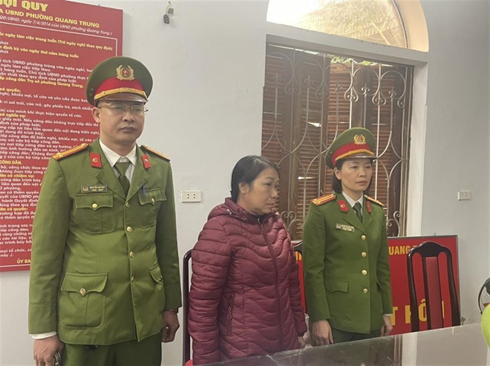 Phòng Cảnh sát kinh tế Công an tỉnh Hà Giang tống đạt quyết định và lệnh đối với Nguyễn Thị Hoà