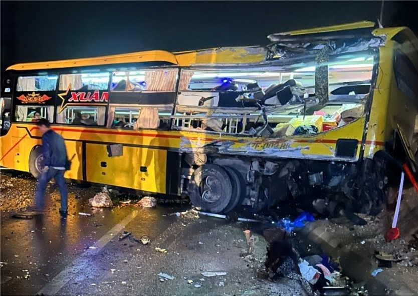 Nguyên nhân sơ bộ vụ tai nạn giao thông giữa xe khách và xe contenner khiến 5 người tử vong tại Tuyên Quang
