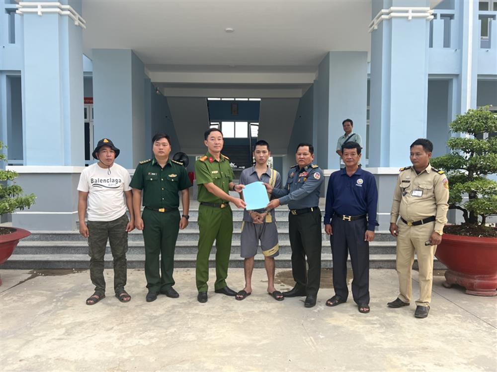 Công an Tây Ninh tiếp nhận đối tượng truy nã đặc biệt Nguyễn Quốc Bảo từ Ty Hiến binh tỉnh Svay Rieng