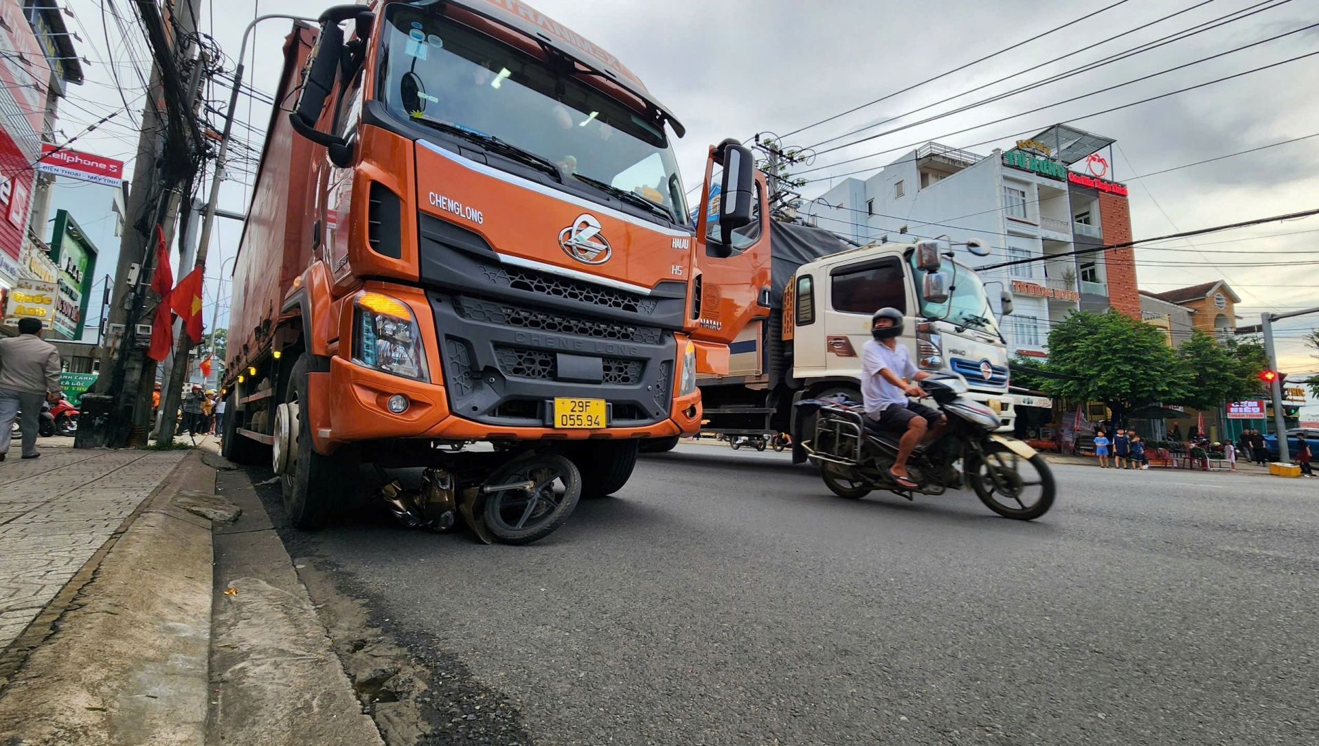 Tạm giữ tài xế để xe tải tự trôi tông xe máy dừng đèn đỏ khiến một người tử vong