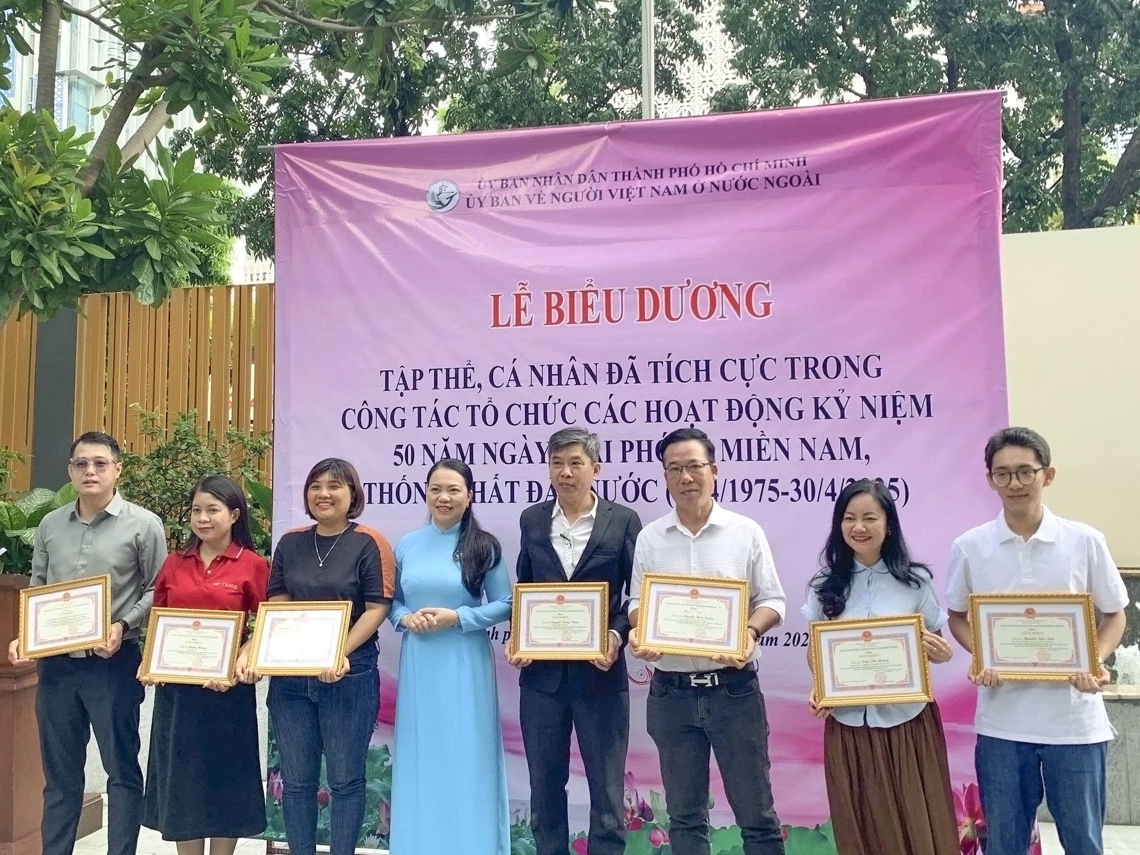 Áo Trắng được Ủy ban Người Việt Nam ở nước ngoài TP.HCM tặng giấy khen