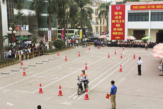Thi bằng lái xe máy (Hình từ Internet)