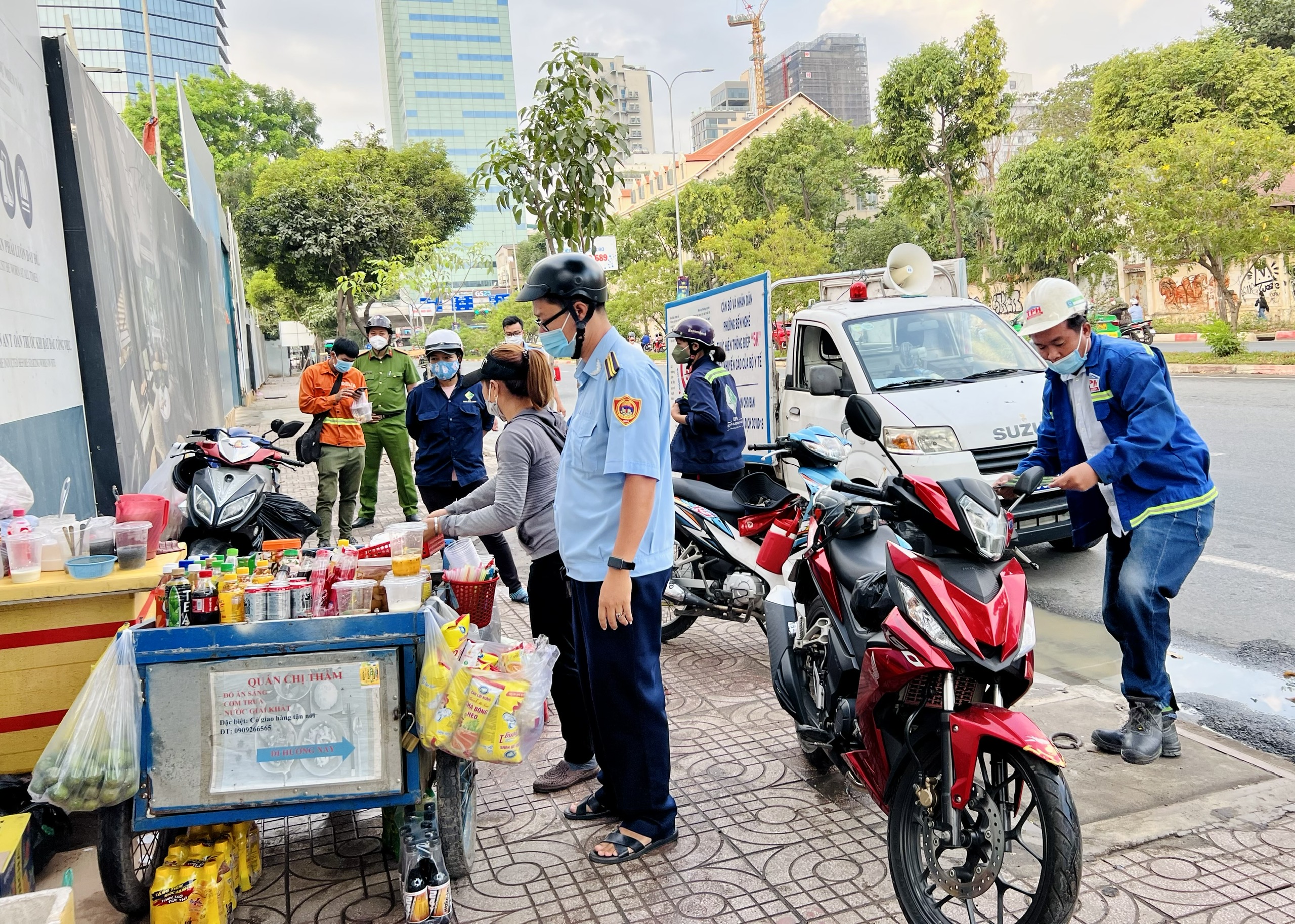 Hành vi xâm chiếm vỉa hè bị xử phạt (Hình từ Internet)