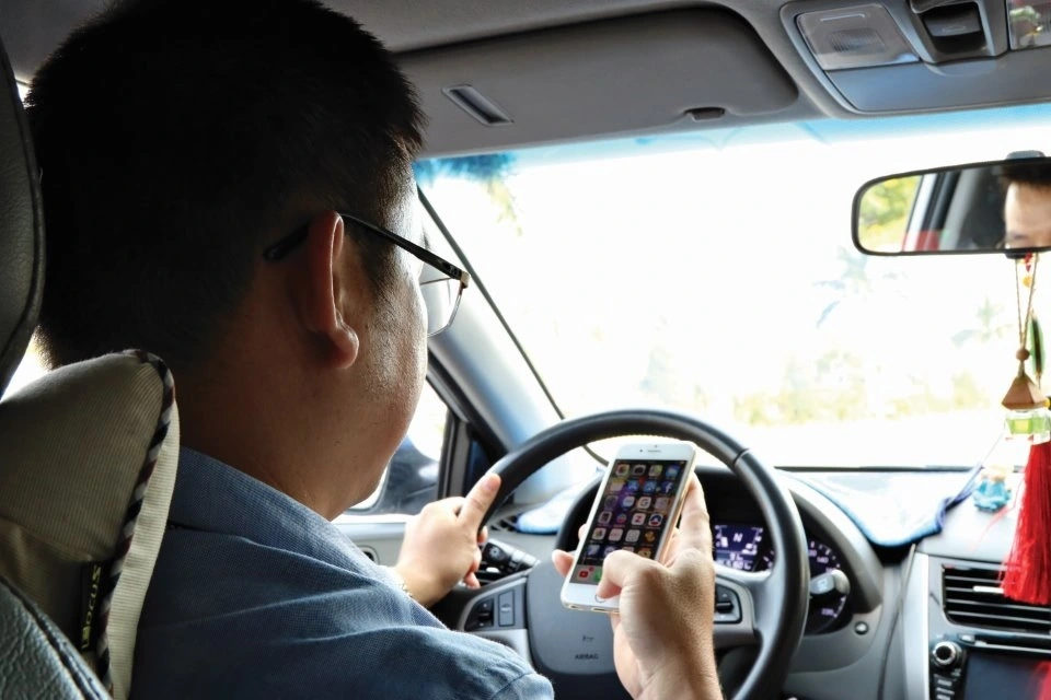 Lỗi sử dụng điện thoại khi lái xe ô tô bị phạt bao nhiêu tiền? (Hình từ Internet)