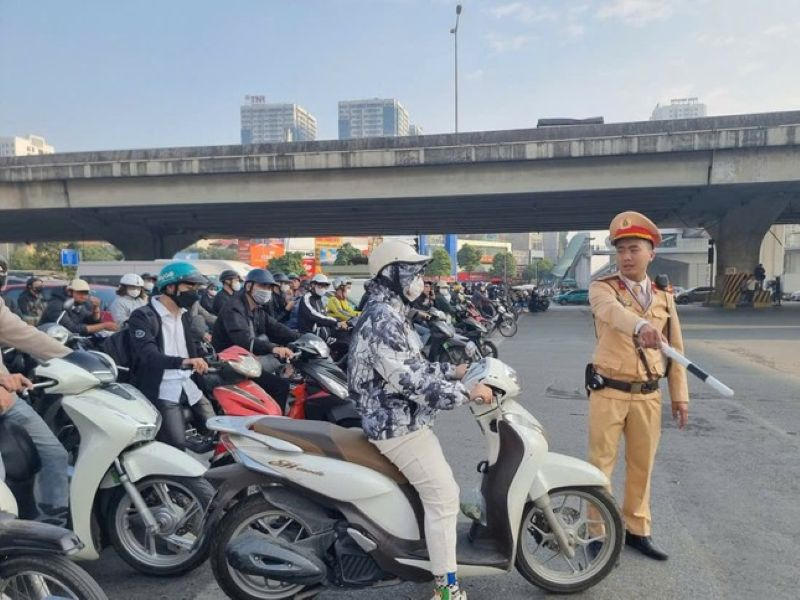 Lỗi vượt đèn đỏ xe máy 2026 phạt bao nhiêu?