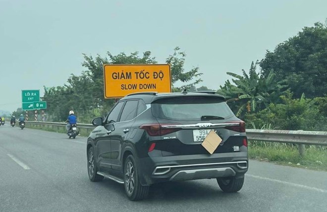 Ngoài bị phạt hành chính hành vi cố ý che biển số ô tô hoặc sơn lên biển số làm thay đổi số, chữ trên biển số ô tô còn bị áp dụng chế tài nào khác hay không?