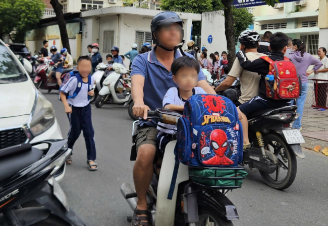 Chở trẻ em dưới 6 tuổi ngồi trước xe máy có đúng quy định pháp luật?