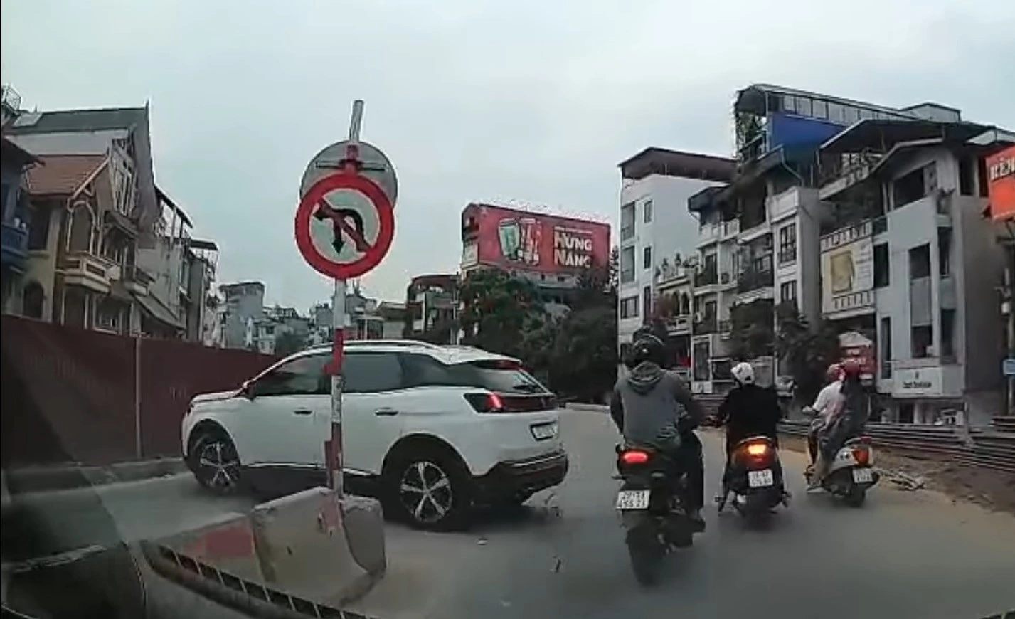 Ô tô quay đầu xe không bật đèn xi nhan bị phạt bao nhiêu?