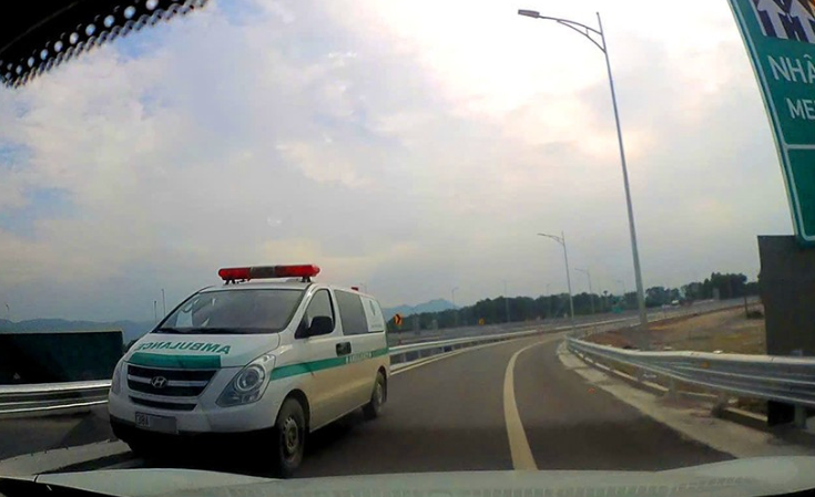 Có được lùi xe trên đường cao tốc không?