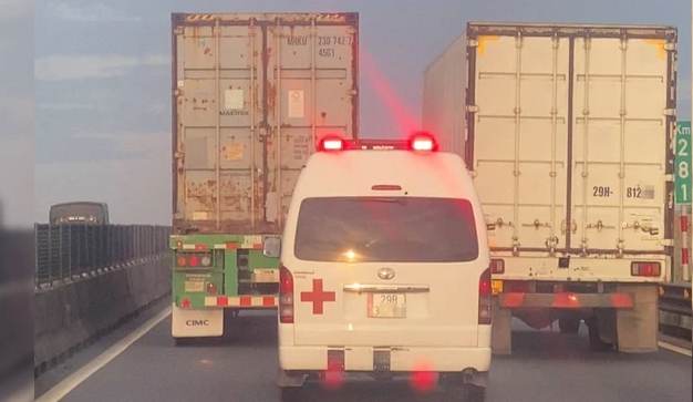 Xe cứu thương đang làm nhiệm vụ lùi xe trên đường cao tốc bị phạt bao nhiêu theo Nghị định 168?