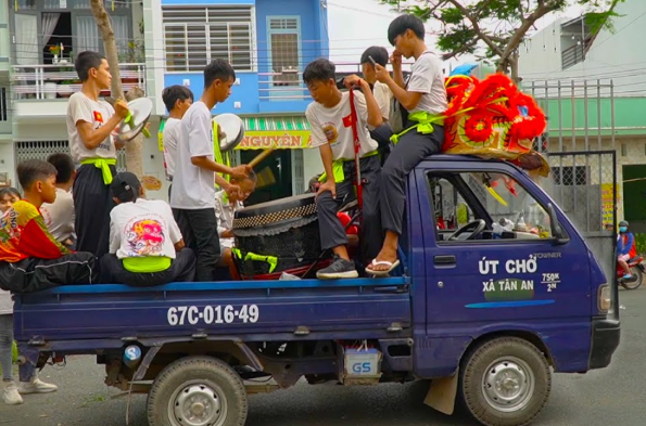 Hành vi điều khiển xe tải chở người có phải là hành vi vi phạm pháp luật?