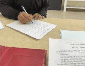 “Rải bột đá” dọc đường, lái xe tải bị xử lý nghiêm